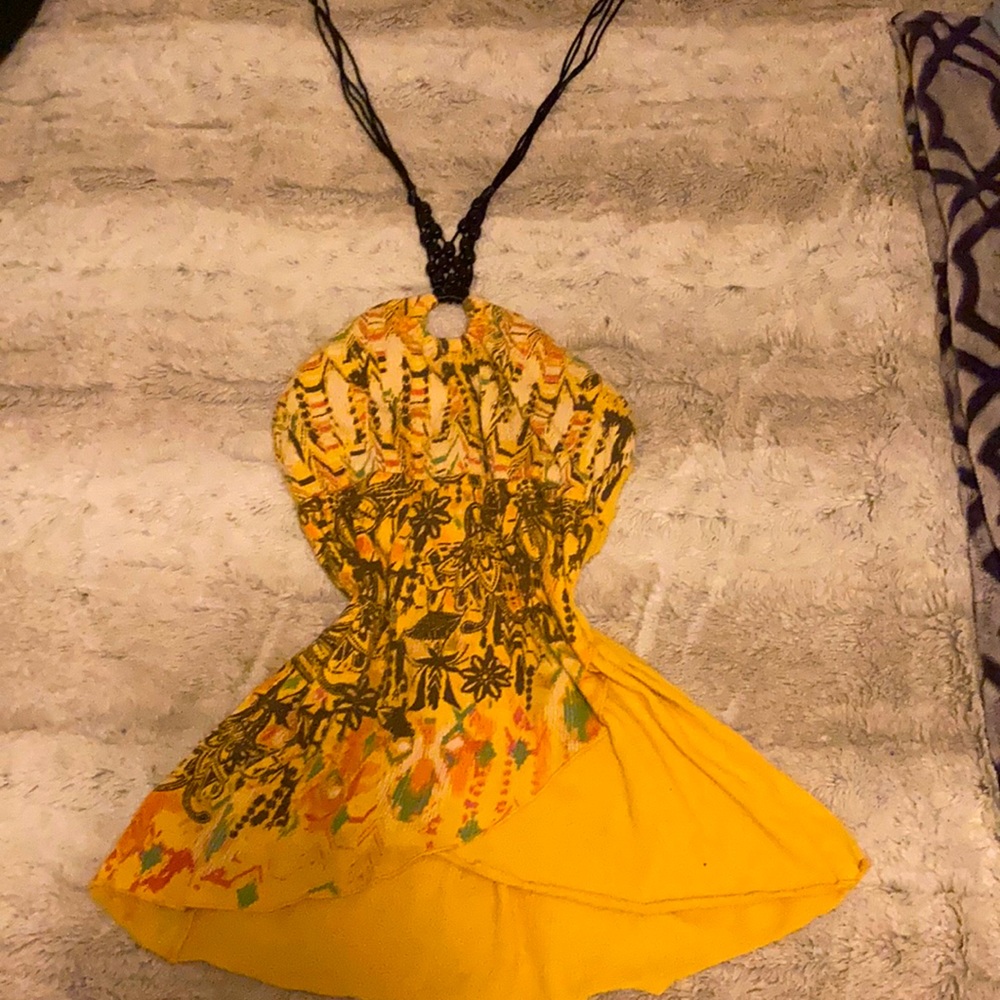 Yellow neck tie top.